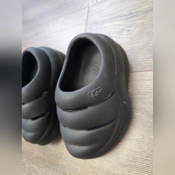 UGG Sport Yeah Clog Slides Black Baby Size 6T Unisex - Picture 2 of 6